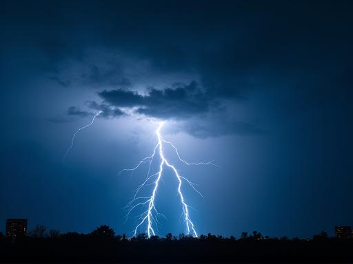 Kilat menyambar dari awan ribut yang besar.